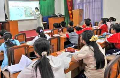 Students attend class at Luong The Vinh high school in Ho Chi Minh City. Many teachers endeavor to make lessons more interesting to keep students from dropping out, but heavy curriculums and poverty lead several young people to quit school each year. (Photo: SGGP)