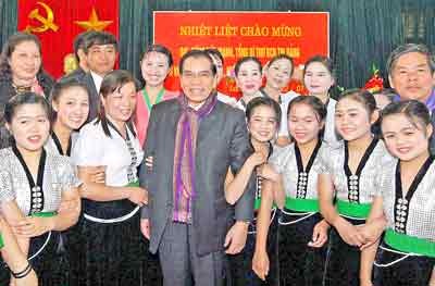 The Party leader, Nong Duc Manh, and residents of Lai Chau province (Photo: SGGP)