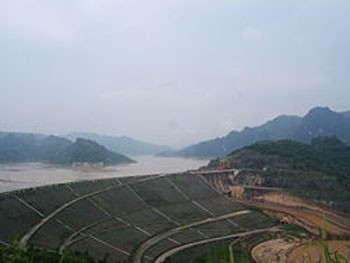 A view of the Hoa Binh reservoir, which together with the Thac Ba and Tuyen Quang reservoirs began releasing water January 23 to lower sections of the Red River (Photo: Wikipedia)