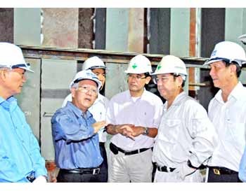 City Chairman Le Hoang Quan (2nd L) speaks with contractors of the Thu Thiem Tunnel during an inspection of some major city works on January 23 (Photo: SGGP)