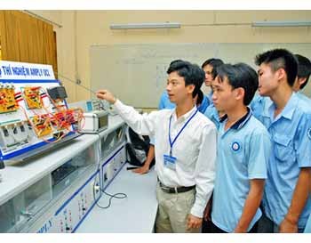 Students study electronics at the HCMC Vocational Training College. The city will strive to reorganize its vocational training system to boost training quality, said Huynh Cong Minh, director of the city Department of Education and Training at a seminar on January 23. (Photo: SGGP)
