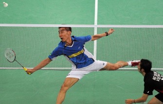 Lee Chong Wei (L) reaches for a return against Vietnam's Nguyen Tien Minh in their men's semi-final match at the Malaysia Open on January 23. AFPPHOTO