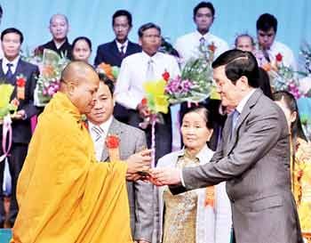 Standing member of the Secretariat of the Party Central Committee, Truong Tan Sang, presents gifts to excellent performers in the campaign (Photo: SGGP)