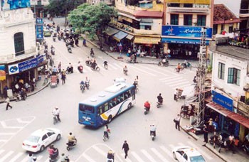 A view of Hanoi’s old quarter. An exploding population threatens to overrun one of the city’s main tourist attractions that authorities have revived a 10-year-old project to move out 30,000 people to a new urban area (Photo: SGGP)
