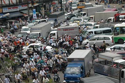 A typical HCMC street. With the city unable to handle the growing number of vehicles flooding its streets daily, it has decided to collect toll from cars entering the downtown area, hoping this will help ease the congestion (Photo: SGGP)