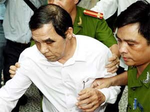 Huynh Ngoc Si, former head of the East-West Highway and Water Environment projects in Ho Chi Minh City, being arrested in February 2009. He faces prosecution for taking bribes from Japanese business executives to award consultancy contracts for the project. (Photo: VNA)