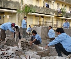 Trainees take part in a construction course for workers seeking jobs abroad. (Filed photo)