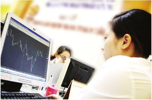 Investors keep track of bullion prices. (Photo: SGGP)