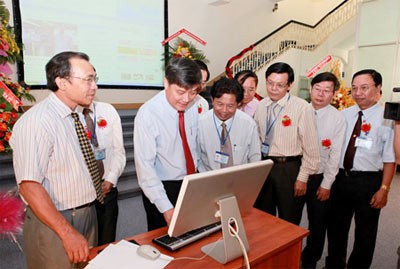Nguyen Van Dua (3rd, L), deputy secretary of the Ho Chi Minh City Party Committee, launches SGGP’s electronic edition January 26 (Photo: SGGP)