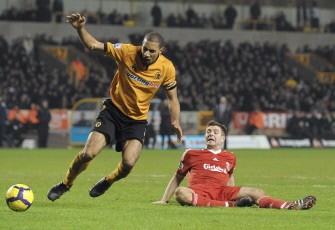 Liverpool's Steven Gerrard (R) is beaten by Wolverhampton Wanderers' Karl Henry during their English Premier League football match at Moulineux Stadium in Wolverhampton, on January 26, 2010. AFP PHOTO