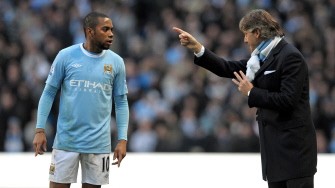 (FILES) This file picture taken on December 26, 2009 shows Manchester City's Italian manager Roberto Mancini (R) speaking to Robinho during the English Premier League football match between Manchester City and Stoke City in Manchester (AFP photo)