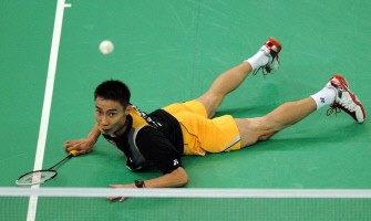 Lee Chong Wei of Malaysia dives for return against Thailand's Boonsak Ponsana returns in the men's singles final of the Malaysia Open Badminton Super Series in Kuala Lumpur on January 24, 2010. Lee won the match and the gold medal. AFP PHOTO