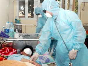 Doctors examine patients contracted with A/H1N1 in Bac Kan Hospital. (Photo: VNA)