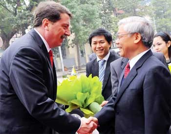 A chairman Nguyen Phu Trong (R) welcomes the Speaker of the Slovakian National Council, Pavol Paska, in Hanoi January 27. The two sides are seeking to expand cooperation in various fields, especially economics. (Photo: SGGP)