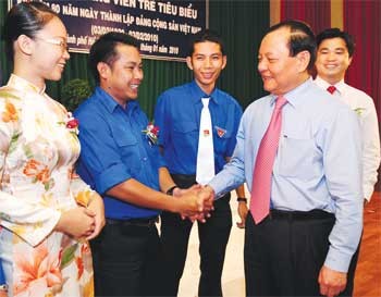 HCMC Party leader Le Thanh Hai (R) meets with young Party members at a gathering on January 27 to discuss issues related to political skills, ideals and lifestyles (Photo: SGGP)