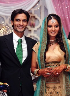 This July 10, 2009 handout picture shows Indian tennis player Sania Mirza (R) and Mohammed Sohrab Mirza at their engagement ceremony in Hyderabad on July 10, 2009 (AFP photo)