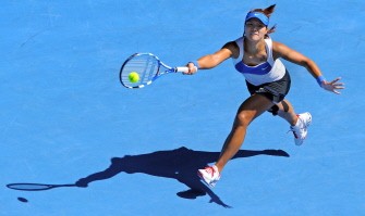 Li Na hits a return against Serena Williams of the US in their women's singles semi-final match on day 11 of the Australian Open tennis tournament in Melbourne on January 28, 2010 (AFP photo)