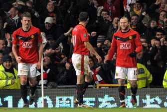 Wayne Rooney (R) celebrates after scoring the winning goal of the English Carling Cup semi-final second leg football match at Old Trafford between Manchester United and Manchester City in Manchester on January 27, 2010. AFP PHOTO