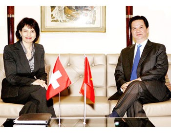 Prime Minister Nguyen Tan Dung (R) meets Swiss President Doris Leuthard on January 28 (Photo: VNA)