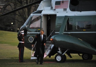 US President Barack Obama makes his way from Marine One upon return to the White House January 28, 2010 in Washington, DC (AFP photo)