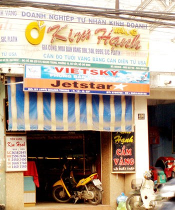 Kim Hanh Jewelry shop in HCM City’s Go Vap District continues to still buy and sell foreign currencies a month after being fined in December (Photo: SGGP)