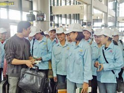 A group of Vietnamese guest workers leave for Japan from HCMC’s Tan Son Nhat airport. In the last year or so, many labor agencies have turned in their licenses without offering any explanation (Photo: SGGP)