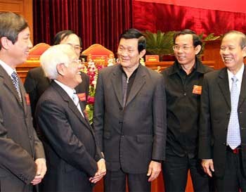 Politburo member and standing member of the Party Central Committee Secretariat, Truong Tan Sang (C), meets delegates at the national conference on corruption in Hanoi January 28 where delegates called for stepping up the fight against graft (Photo: VnEconomy)