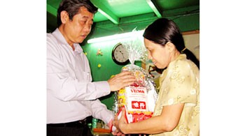 Deputy chairman of the HCM City People’s Committee, Hua Ngoc Thuan (L), called on Tran Thien Anh’s family in District 8 and gave Tet gifts on January 28.