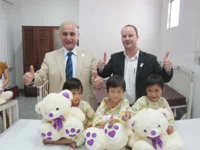 The children and Mr. Sami Kteily ( in white suite), CanCham President and Mr. Patrick Wolfe, Cancham Executive Director ( in black suite) (Photo: Courtesy of CanCham)
