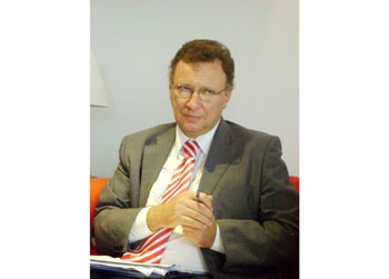 The Hungarian Ambassador to Vietnam, Vizi-Laszlo, in the press conference of the event celebrating the 60th anniversary of Vietnam-Hungary diplomatic relations.