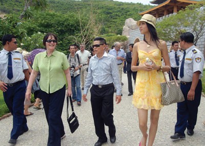 (front, L-R) Miss World Organization chairwoman Julia Morley, RAAS Group chairman Hoang Kieu and Miss World 2007 Zhang Zilin during a field trip to Nha Trang City to study the place to hold Miss World 2010 (Photo: Thanh Nien)