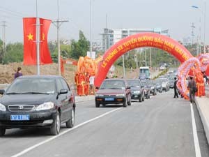 The North-South road axis section, linking inner HCMC areas to Hiep Phuoc Port in Nha Be District, opened to traffic on January 30 (Photo: Tuoi Tre)