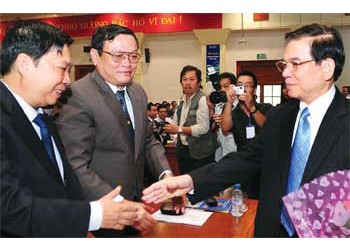 President Nguyen Minh Triet (R) meets with delegates at an investment promotion conference held for Tien Giang Province on January 29 (Photo: SGGP)