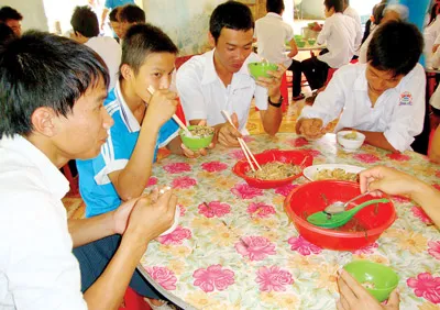 Có hay không việc xà xẻo bữa ăn học sinh?