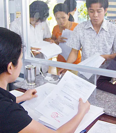 Ngày đầu tiên thực hiện chi trả bảo hiểm thất nghiệp: Người lao động vất vả, cán bộ lúng túng
