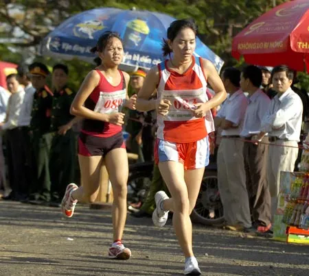 Nguyễn Thị Đông (083) qua mặt ĐKVĐ Phạm Thị Hiên để đoạt HCV nội dung nữ. Ảnh: N.N