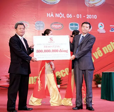 Trao 300 triệu đồng giúp người nghèo