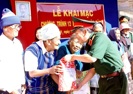 Tổng cục II (Bộ Quốc phòng) khám, phát thuốc cho người nghèo tại Lâm Đồng