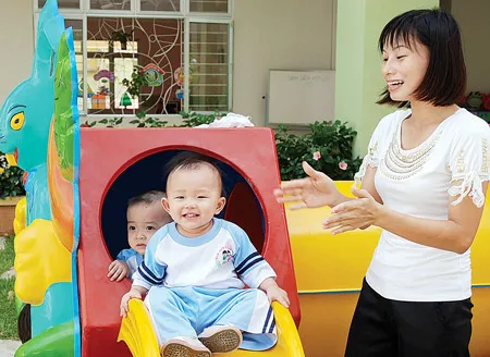 Mức thưởng tết của giáo viên mầm non thường rất thấp. Ảnh: Giáo viên Trường Mầm non Khánh Hội quận 4 chăm sóc các cháu. Ảnh: MAI HẢI