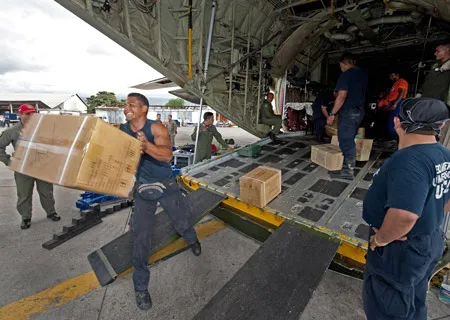 Hàng cứu trợ được chuyển từ Venezuela sang Haiti. Ảnh: AFP