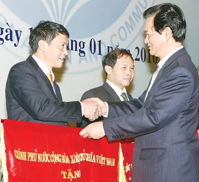 Thủ tướng Nguyễn Tấn Dũng tặng cờ thi đua của Chính phủ cho các đơn vị có thành tích xuất sắc trong năm 2009.