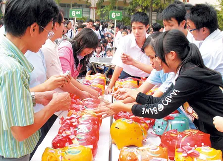 Hỗ trợ học sinh tỉnh Phú Yên 65 triệu đồng vui Tết Canh Dần