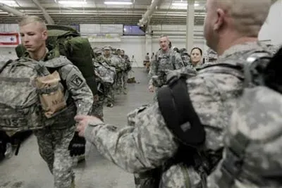 Binh lính thuộc quân đoàn Airborne 18 đang lên máy bay tại căn cứ không quân Pope gần thành phố Fayetteville của Mỹ để tới Haiti làm công tác cứu trợ hôm 15-1.