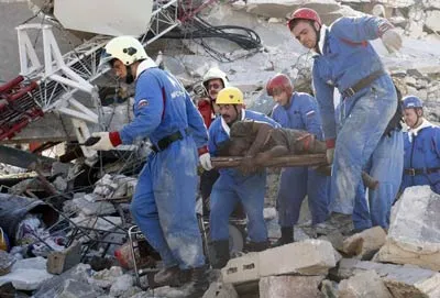 Nhân viên cứu hộ của Nga đang đưa nạn nhân tên Perst, 35 tuổi ra khỏi đống đổ nát ở thủ đô Port-au-Prince hôm 15-1.