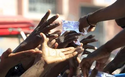 Những bàn tay của người dân Haiti vẫn chìa ra đón đợi sự cứu giúp của cộng đồng quốc tế.