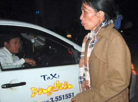 Mẹ của Minh từ Quảng Bình vào Huế ngay trong đêm để cùng cơ quan chức năng thuyết phục Minh thả con tin.