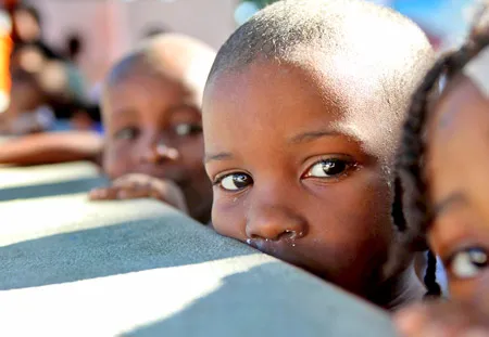 Trẻ em Haiti trông chờ hàng cứu trợ