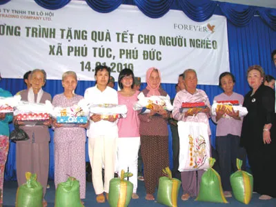 Lãnh đạo công ty Lô Hội tặng quà cho hộ nghèo