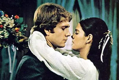 Hai diễn viên Ryan O’Neal và Ali Mac Graw thủ vai chính trong phim Love story. Ảnh AP