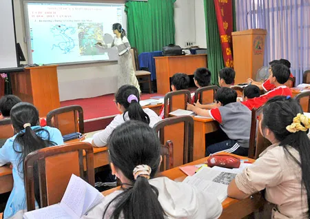 Chống lưu ban, bỏ học - Vì học sinh hay… thành tích?